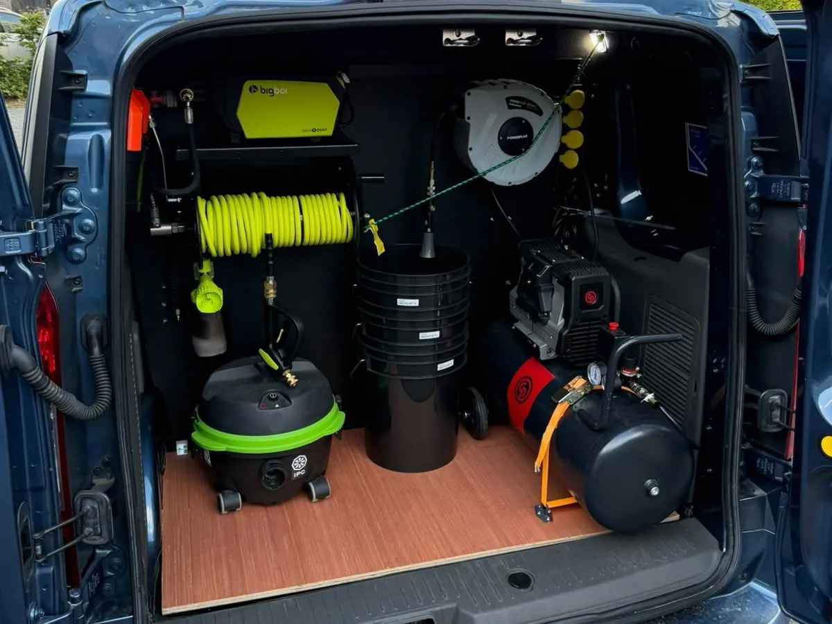 De bus van TB Car Cleaning met open achterdeuren, volledig ingericht