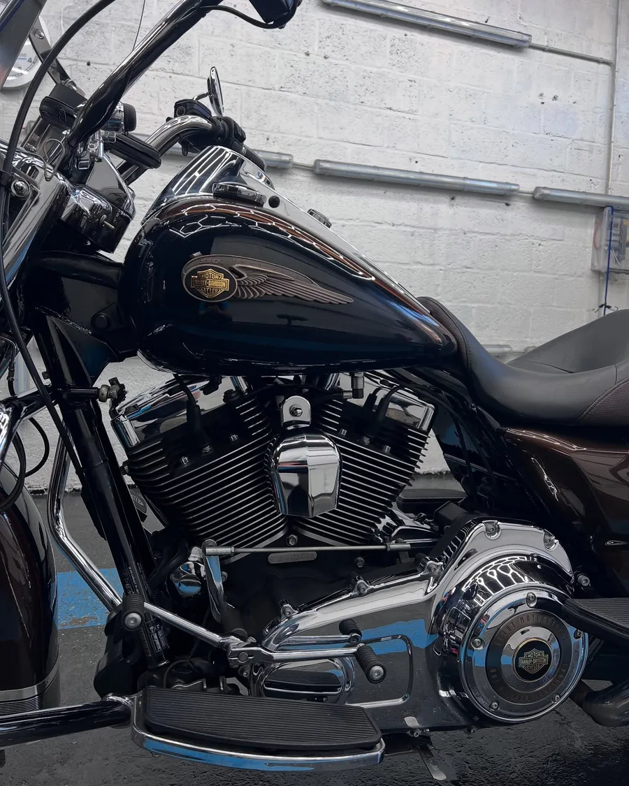 Tank en chromen motorblok van een Harley-Davidson