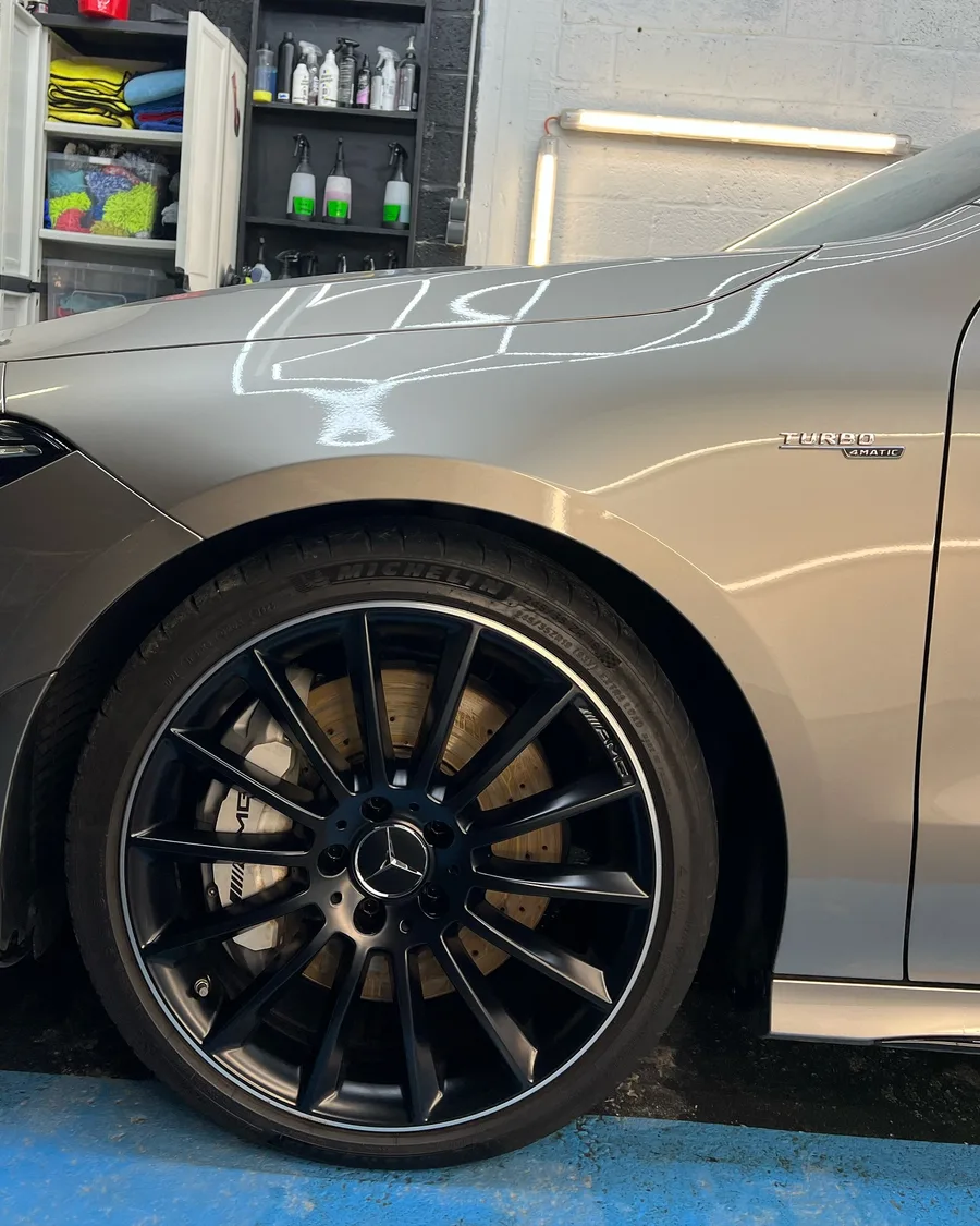 Matzwarte AMG-velg na reiniging