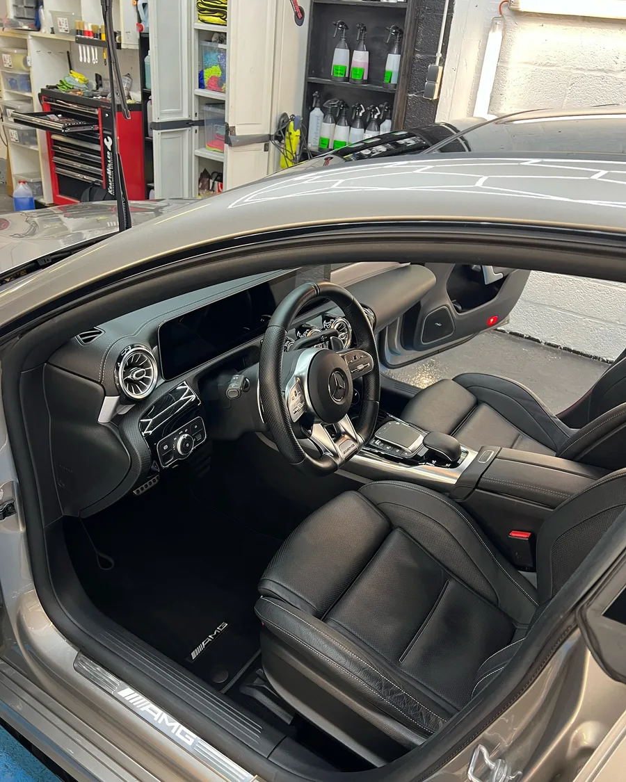 Gereinigde cabine van een Mercedes-AMG