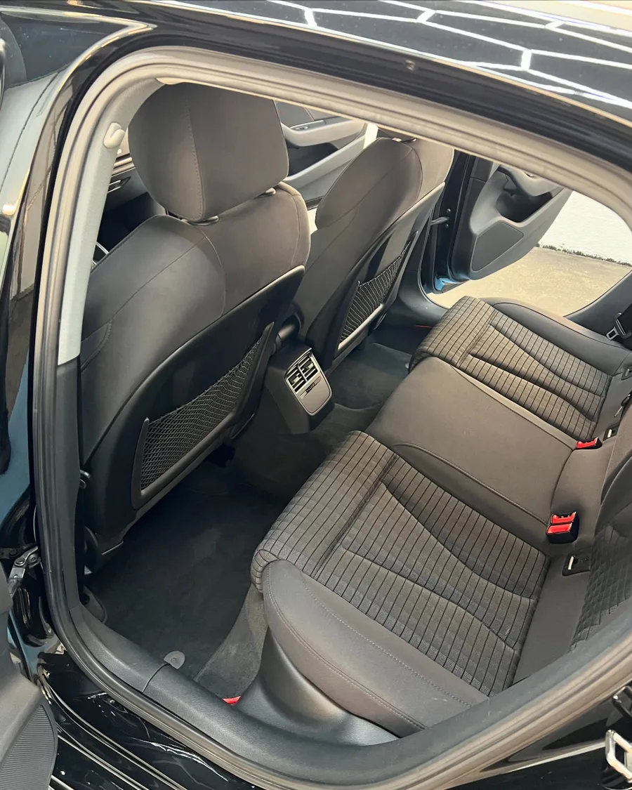Gereinigde achterbank van een BMW