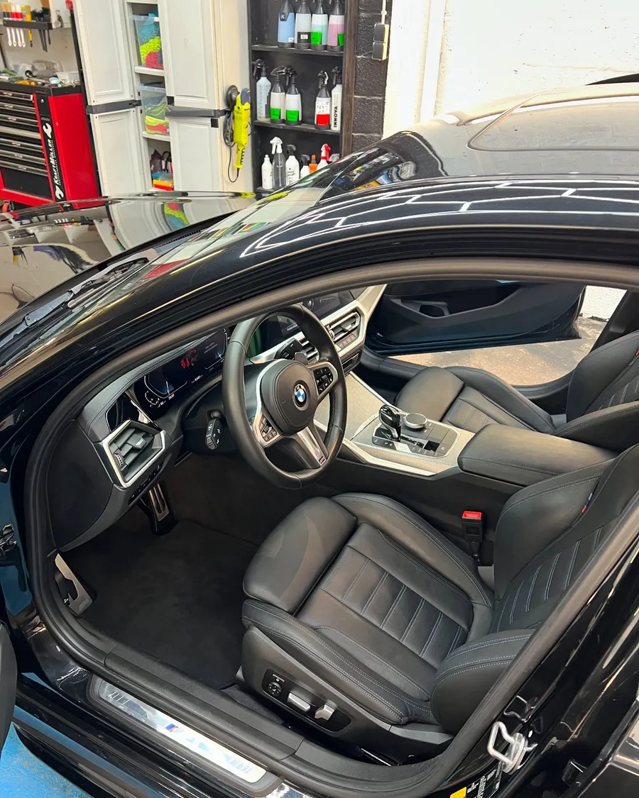Zwart lederen cabine van een BMW na reiniging