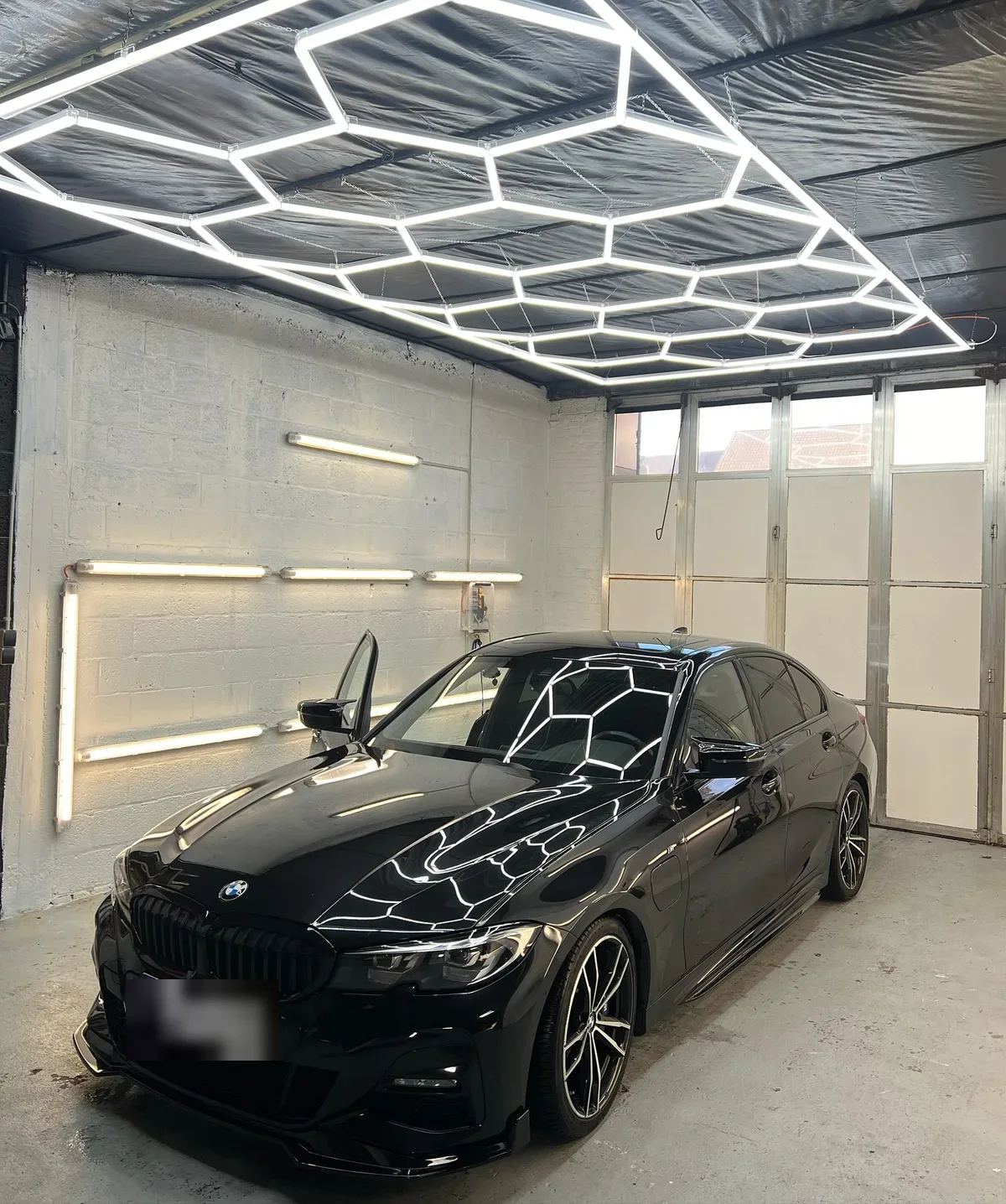 Auto in het atelier