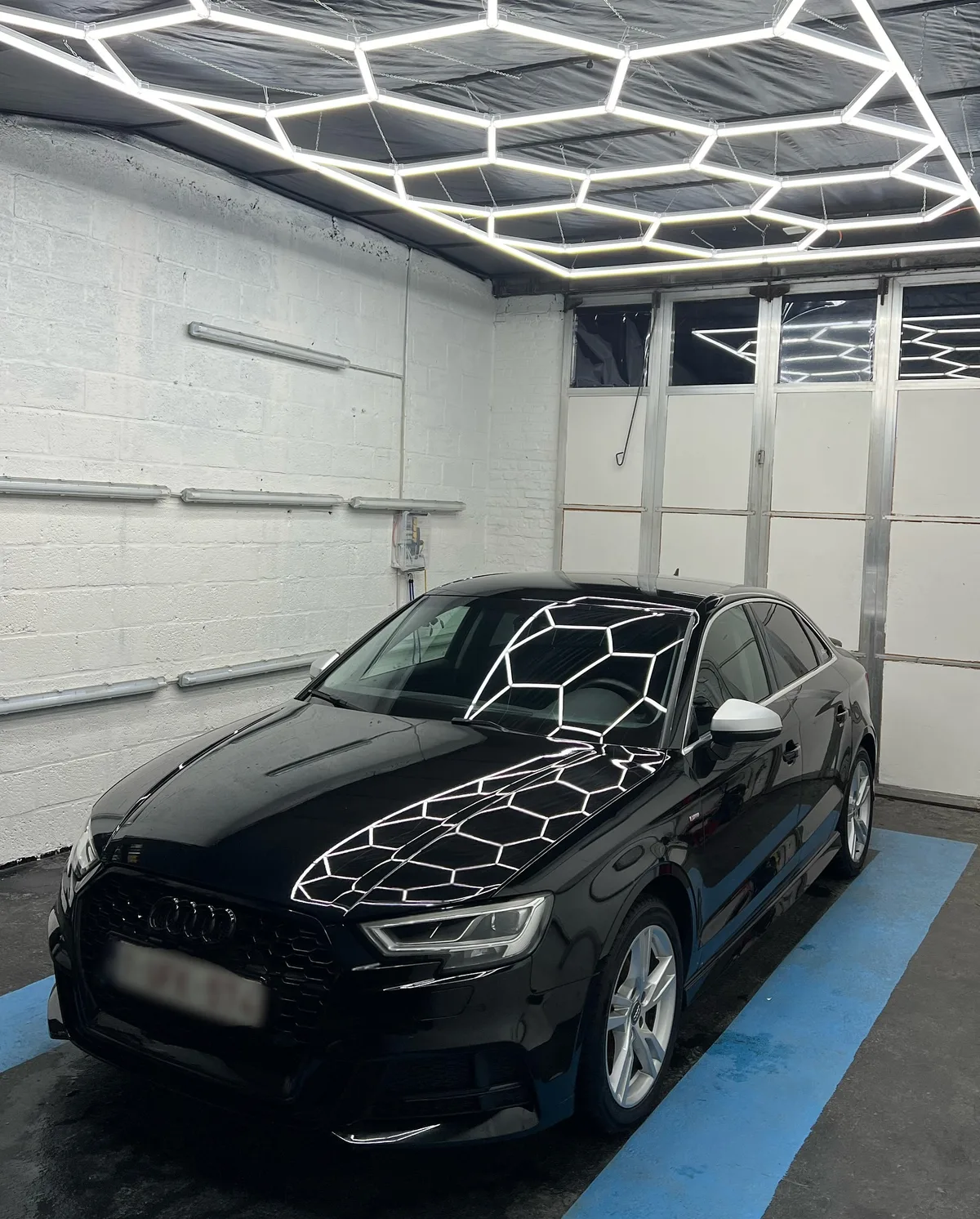 Auto in het atelier