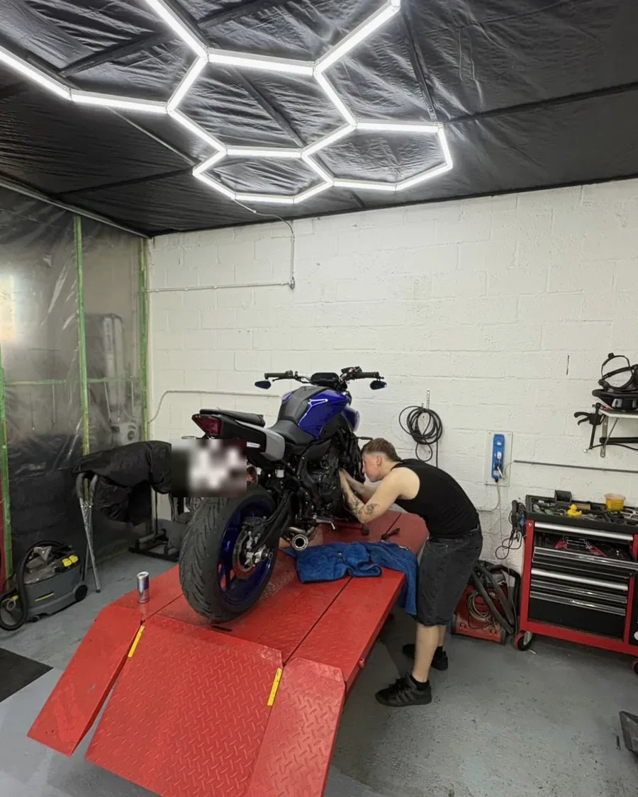 Tibo aan het werk in zijn atelier